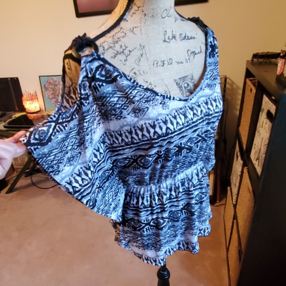 No Boundaries size Medium cold shoulder top